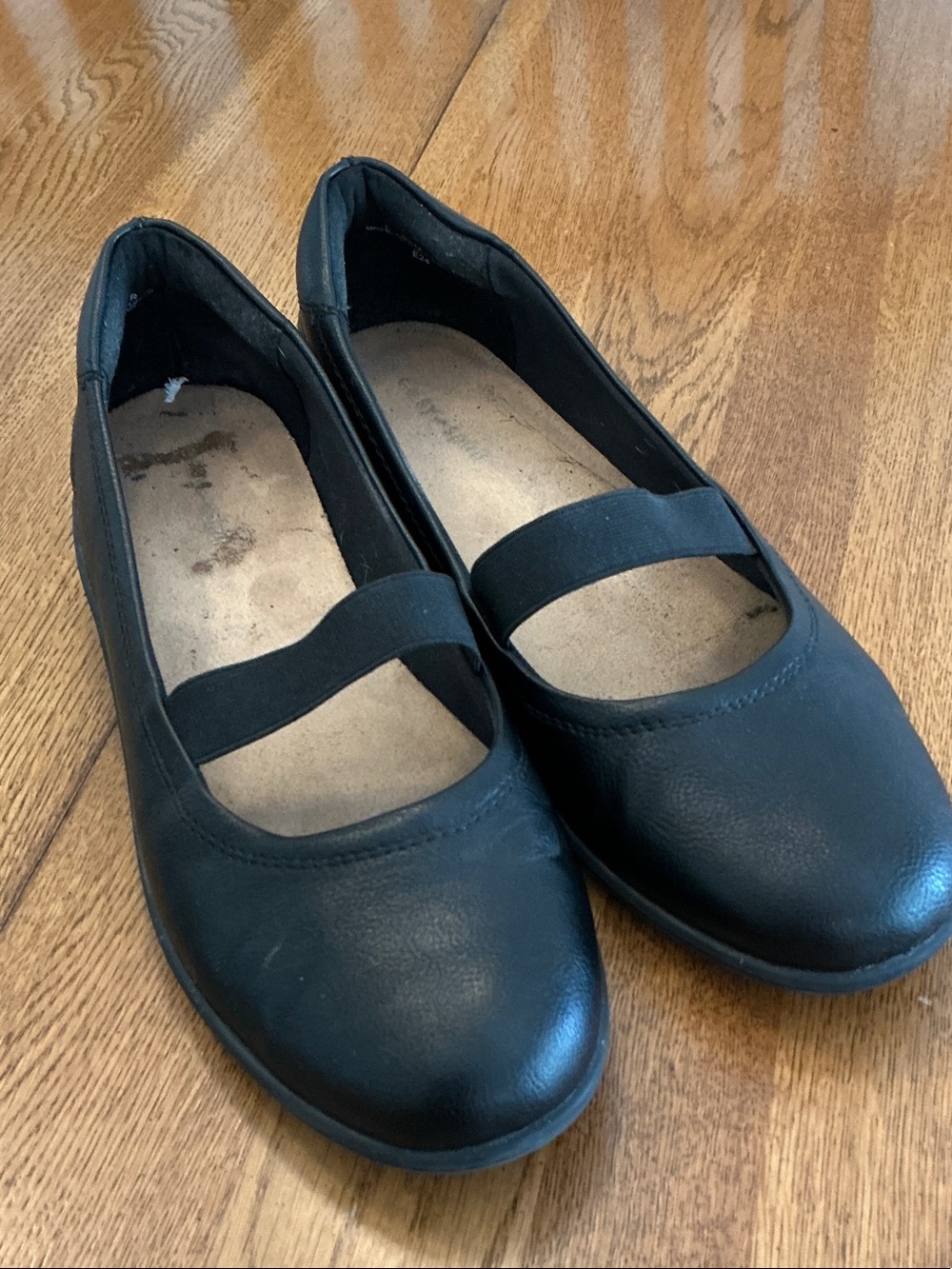 Woman’s Easy Spirit black flat mary Jane. Size 9.5. Elastic strap. Gently worn.